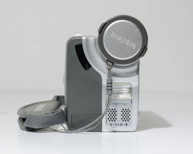 Londra, İngiltere, 05 / 05 / 2019 Samsung Mini DV dijital kamera kayıt cihazı. SAMSUNG VP-D93 Mini DV / 800 x Zoom LCD Dijital Kamera gümüşü beyaz stüdyo arka planında izole edildi.