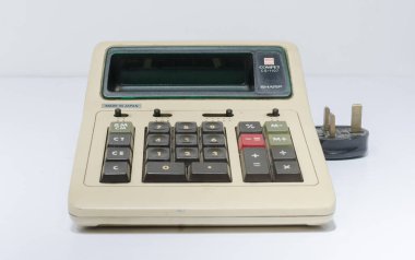 Londra, İngiltere, 05 / 05 / 2018 A Sharp CS1107 Rekabet Masaüstü Elektronik Hesaplama Makinesi. Eski hesap makinesi 1970 'ler. Matematik çalışması için antika elektronik hesap makinesi. 
