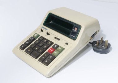 Londra, İngiltere, 05 / 05 / 2018 A Sharp CS1107 Rekabet Masaüstü Elektronik Hesaplama Makinesi. Eski hesap makinesi 1970 'ler. Matematik çalışması için antika elektronik hesap makinesi. 