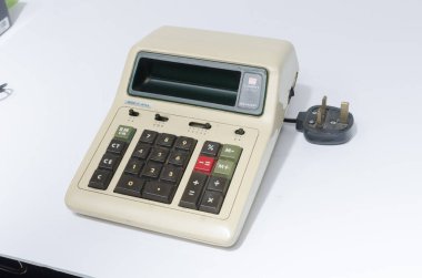 Londra, İngiltere, 05 / 05 / 2018 A Sharp CS1107 Rekabet Masaüstü Elektronik Hesaplama Makinesi. Eski hesap makinesi 1970 'ler. Matematik çalışması için antika elektronik hesap makinesi. 