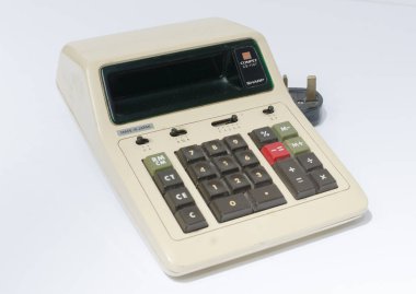 Londra, İngiltere, 05 / 05 / 2018 A Sharp CS1107 Rekabet Masaüstü Elektronik Hesaplama Makinesi. Eski hesap makinesi 1970 'ler. Matematik çalışması için antika elektronik hesap makinesi. 