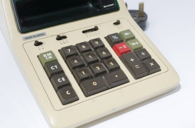 Londra, İngiltere, 05 / 05 / 2018 A Sharp CS1107 Rekabet Masaüstü Elektronik Hesaplama Makinesi. Eski hesap makinesi 1970 'ler. Matematik çalışması için antika elektronik hesap makinesi. 
