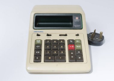 Londra, İngiltere, 05 / 05 / 2018 A Sharp CS1107 Rekabet Masaüstü Elektronik Hesaplama Makinesi. Eski hesap makinesi 1970 'ler. Matematik çalışması için antika elektronik hesap makinesi. 