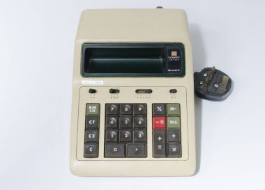 Londra, İngiltere, 05 / 05 / 2018 A Sharp CS1107 Rekabet Masaüstü Elektronik Hesaplama Makinesi. Eski hesap makinesi 1970 'ler. Matematik çalışması için antika elektronik hesap makinesi. 