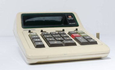 Londra, İngiltere, 05 / 05 / 2018 A Sharp CS1107 Rekabet Masaüstü Elektronik Hesaplama Makinesi. Eski hesap makinesi 1970 'ler. Matematik çalışması için antika elektronik hesap makinesi. 