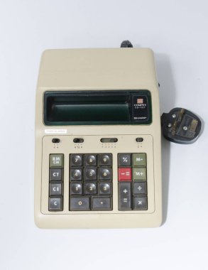 Londra, İngiltere, 05 / 05 / 2018 A Sharp CS1107 Rekabet Masaüstü Elektronik Hesaplama Makinesi. Eski hesap makinesi 1970 'ler. Matematik çalışması için antika elektronik hesap makinesi. 