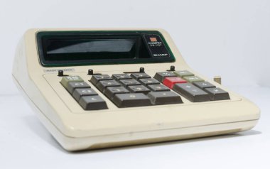 Londra, İngiltere, 05 / 05 / 2018 A Sharp CS1107 Rekabet Masaüstü Elektronik Hesaplama Makinesi. Eski hesap makinesi 1970 'ler. Matematik çalışması için antika elektronik hesap makinesi. 