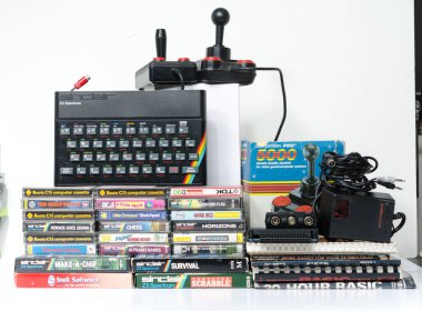 Londra, eng; ve, 05 / 05 / 2019 Bir nostaljik nostaljik sinclair zx spektrum 48k 1980 'lerin bilgisayar konsolu oyunlar ve beyaz arka planda retro joystick kontrolörleri. 