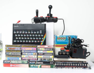 Londra, eng; ve, 05 / 05 / 2019 Bir nostaljik nostaljik sinclair zx spektrum 48k 1980 'lerin bilgisayar konsolu oyunlar ve beyaz arka planda retro joystick kontrolörleri. 