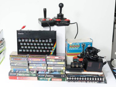 Londra, eng; ve, 05 / 05 / 2019 Bir nostaljik nostaljik sinclair zx spektrum 48k 1980 'lerin bilgisayar konsolu oyunlar ve beyaz arka planda retro joystick kontrolörleri. 
