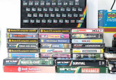 Londra, eng; ve, 05 / 05 / 2019 Bir nostaljik nostaljik sinclair zx spektrum 48k 1980 'lerin bilgisayar konsolu oyunlar ve beyaz arka planda retro joystick kontrolörleri. 