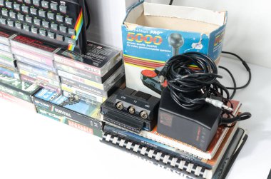 Londra, eng; ve, 05 / 05 / 2019 Bir nostaljik nostaljik sinclair zx spektrum 48k 1980 'lerin bilgisayar konsolu oyunlar ve beyaz arka planda retro joystick kontrolörleri. 