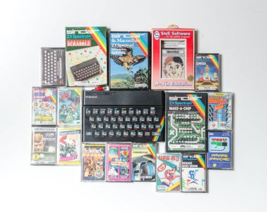 Londra, eng; ve, 05 / 05 / 2019 Bir nostaljik nostaljik sinclair zx spektrum 48k 1980 'lerin bilgisayar konsolu oyunlar ve beyaz arka planda retro joystick kontrolörleri. 