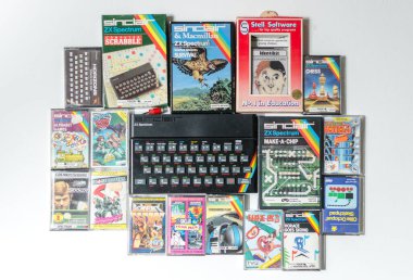 Londra, eng; ve, 05 / 05 / 2019 Bir nostaljik nostaljik sinclair zx spektrum 48k 1980 'lerin bilgisayar konsolu oyunlar ve beyaz arka planda retro joystick kontrolörleri. 