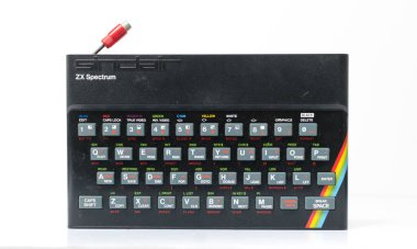 Londra, eng; ve, 05 / 05 / 2019 Bir nostaljik nostaljik sinclair zx spektrum 48k 1980 'lerin bilgisayar konsolu oyunlar ve beyaz arka planda retro joystick kontrolörleri. 