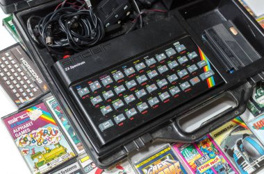 Londra, eng; ve, 05 / 05 / 2019 Bir nostaljik nostaljik sinclair zx spektrum 48k 1980 'lerin bilgisayar konsolu oyunlar ve beyaz arka planda retro joystick kontrolörleri. 