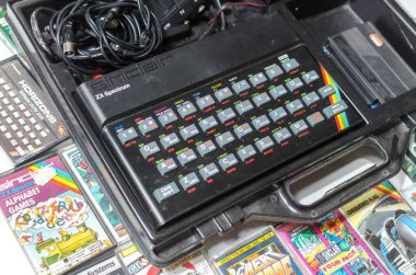 Londra, eng; ve, 05 / 05 / 2019 Bir nostaljik nostaljik sinclair zx spektrum 48k 1980 'lerin bilgisayar konsolu oyunlar ve beyaz arka planda retro joystick kontrolörleri. 