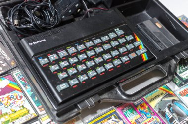 Londra, eng; ve, 05 / 05 / 2019 Bir nostaljik nostaljik sinclair zx spektrum 48k 1980 'lerin bilgisayar konsolu oyunlar ve beyaz arka planda retro joystick kontrolörleri. 