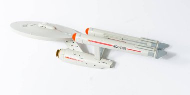 Londra, İngiltere, 05 / 05 / 2018 Star Trek uss şirket uzay gemisi modeli NCC 1701. Bilim kurgu galaksiler arası uzay aracı. Beyaz arkaplandaki izole uzay gemisi.