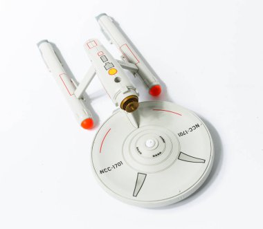 Londra, İngiltere, 05 / 05 / 2018 Star Trek uss şirket uzay gemisi modeli NCC 1701. Bilim kurgu galaksiler arası uzay aracı. Beyaz arkaplandaki izole uzay gemisi.