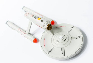 Londra, İngiltere, 05 / 05 / 2018 Star Trek uss şirket uzay gemisi modeli NCC 1701. Bilim kurgu galaksiler arası uzay aracı. Beyaz arkaplandaki izole uzay gemisi.