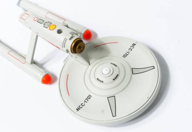 Londra, İngiltere, 05 / 05 / 2018 Star Trek uss şirket uzay gemisi modeli NCC 1701. Bilim kurgu galaksiler arası uzay aracı. Beyaz arkaplandaki izole uzay gemisi.