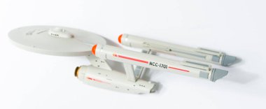 Londra, İngiltere, 05 / 05 / 2018 Star Trek uss şirket uzay gemisi modeli NCC 1701. Bilim kurgu galaksiler arası uzay aracı. Beyaz arkaplandaki izole uzay gemisi.