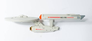 Londra, İngiltere, 05 / 05 / 2018 Star Trek uss şirket uzay gemisi modeli NCC 1701. Bilim kurgu galaksiler arası uzay aracı. Beyaz arkaplandaki izole uzay gemisi.