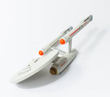 Londra, İngiltere, 05 / 05 / 2018 Star Trek uss şirket uzay gemisi modeli NCC 1701. Bilim kurgu galaksiler arası uzay aracı. Beyaz arkaplandaki izole uzay gemisi.