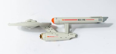 Londra, İngiltere, 05 / 05 / 2018 Star Trek uss şirket uzay gemisi modeli NCC 1701. Bilim kurgu galaksiler arası uzay aracı. Beyaz arkaplandaki izole uzay gemisi.