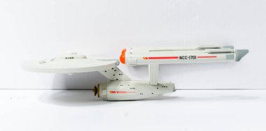 Londra, İngiltere, 05 / 05 / 2018 Star Trek uss şirket uzay gemisi modeli NCC 1701. Bilim kurgu galaksiler arası uzay aracı. Beyaz arkaplandaki izole uzay gemisi.
