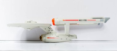 Londra, İngiltere, 05 / 05 / 2018 Star Trek uss şirket uzay gemisi modeli NCC 1701. Bilim kurgu galaksiler arası uzay aracı. Beyaz arkaplandaki izole uzay gemisi.