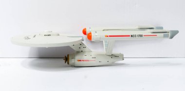 Londra, İngiltere, 05 / 05 / 2018 Star Trek uss şirket uzay gemisi modeli NCC 1701. Bilim kurgu galaksiler arası uzay aracı. Beyaz arkaplandaki izole uzay gemisi.