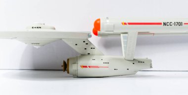 Londra, İngiltere, 05 / 05 / 2018 Star Trek uss şirket uzay gemisi modeli NCC 1701. Bilim kurgu galaksiler arası uzay aracı. Beyaz arkaplandaki izole uzay gemisi.