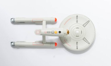 Londra, İngiltere, 05 / 05 / 2018 Star Trek uss şirket uzay gemisi modeli NCC 1701. Bilim kurgu galaksiler arası uzay aracı. Beyaz arkaplandaki izole uzay gemisi.