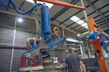 Endüstriyel otomatik robot makineleri endüstriyel atölye fabrikası ortamında. Otomatik makineler insanlardan iş alıyor. Makineler insanlara karşı. Kurumsal kazanç için seri üretim.