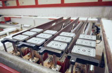 Endüstriyel otomatik robot makineleri endüstriyel atölye fabrikası ortamında. Otomatik makineler insanlardan iş alıyor. Makineler insanlara karşı. Kurumsal kazanç için seri üretim.