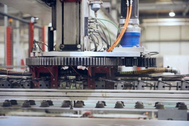 Endüstriyel otomatik robot makineleri endüstriyel atölye fabrikası ortamında. Otomatik makineler insanlardan iş alıyor. Makineler insanlara karşı. Kurumsal kazanç için seri üretim.