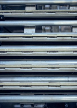 Tamamen otomatikleştirilmiş bir fabrikada boş bir endüstriyel taşıma bandı. Ağır endüstriyel malları insanlara ihtiyaç duymadan kolayca taşımak için patenci taşıyıcısı. Sanayi üretiminin geleceği.  