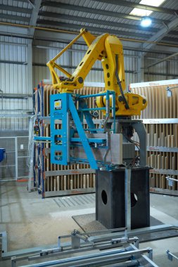 Londra, İngiltere, 05 / 05 / 2019 Endüstriyel Otomatik Robot Makineleri Endüstriyel atölye fabrikası ortamında. Otomatik makineler işleri elinden alıyor. Makineler insanlara karşı. Kazanç için seri üretim