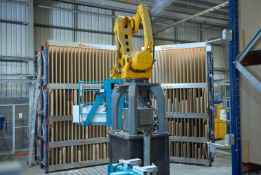 Londra, İngiltere, 05 / 05 / 2019 Endüstriyel Otomatik Robot Makineleri Endüstriyel atölye fabrikası ortamında. Otomatik makineler işleri elinden alıyor. Makineler insanlara karşı. Kazanç için seri üretim