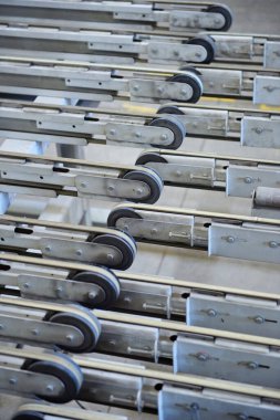 Tamamen otomatikleştirilmiş bir fabrikada boş bir endüstriyel taşıma bandı. Ağır endüstriyel malları insanlara ihtiyaç duymadan kolayca taşımak için patenci taşıyıcısı. Sanayi üretiminin geleceği.  