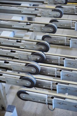 Tamamen otomatikleştirilmiş bir fabrikada boş bir endüstriyel taşıma bandı. Ağır endüstriyel malları insanlara ihtiyaç duymadan kolayca taşımak için patenci taşıyıcısı. Sanayi üretiminin geleceği.  