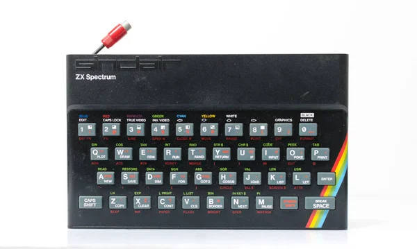 Eng 2019年5月5日怀旧的Sinclair Zx频谱48K 1980年代的计算机控制台 带有白色背景的游戏和复古控制杆 — 图库照片
