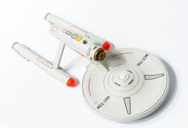 Londra, İngiltere, 05 / 05 / 2018 Star Trek uss şirket uzay gemisi modeli NCC 1701. Bilim kurgu galaksiler arası uzay aracı. Beyaz arkaplandaki izole uzay gemisi.
