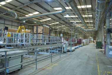 Endüstriyel metal hava akışı ve endüstriyel bir fabrikanın tavanında havalandırma boruları. Sağlık ve güvenlik için havayı temiz ve temiz tutmak. İşçi hakları için sağlıklı bir çalışma ortamı.