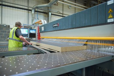 Londra, İngiltere, 05 / 05 / 2019 Endüstriyel Otomatik Robot Makineleri Endüstriyel atölye fabrikası ortamında. Otomatik makineler işleri elinden alıyor. Makineler insanlara karşı. Kazanç için seri üretim