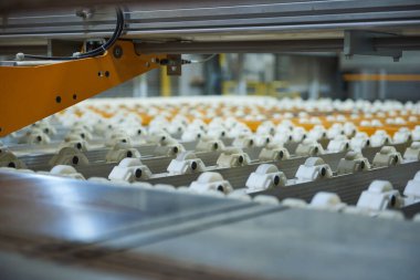 Tamamen otomatikleştirilmiş bir fabrikada boş bir endüstriyel taşıma bandı. Ağır endüstriyel malları insanlara ihtiyaç duymadan kolayca taşımak için patenci taşıyıcısı. Sanayi üretiminin geleceği.  