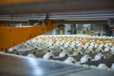 Tamamen otomatikleştirilmiş bir fabrikada boş bir endüstriyel taşıma bandı. Ağır endüstriyel malları insanlara ihtiyaç duymadan kolayca taşımak için patenci taşıyıcısı. Sanayi üretiminin geleceği.  