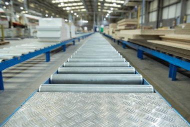 Tamamen otomatikleştirilmiş bir fabrikada boş bir endüstriyel taşıma bandı. Ağır endüstriyel malları insanlara ihtiyaç duymadan kolayca taşımak için patenci taşıyıcısı. Sanayi üretiminin geleceği.  